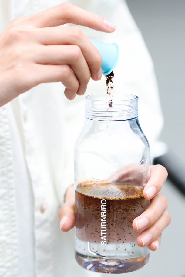 새턴버드 익스프레스 플러스 콜드브루 커피 27개입 (3종 혼합)은 100% 아라비카 원두를 사용하여, 브라질 산토스, 에티오피아, 브라질 세하도, 콜롬비아, 중국 윈난 등 다양한 원산지의 원두를 블렌딩하여 깊고 풍부한 풍미를 선사합니다. 각 2g씩 개별 포장되어 간편하게 즐길 수 있으며, MEDIUM ROAST (밝은맛), MEDIUM DARK ROAST (달콤한맛), DARK ROAST (진한맛) 3가지 로스팅 타입으로 취향에 따라 선택 가능합니다. 2020 레드닷 디자인 어워드를 수상한 제품으로, 무설탕, 무첨가물에 100% 재활용 가능한 미니컵과 알루미늄 필름 밀봉으로 위생적이며 환경까지 생각했습니다.
