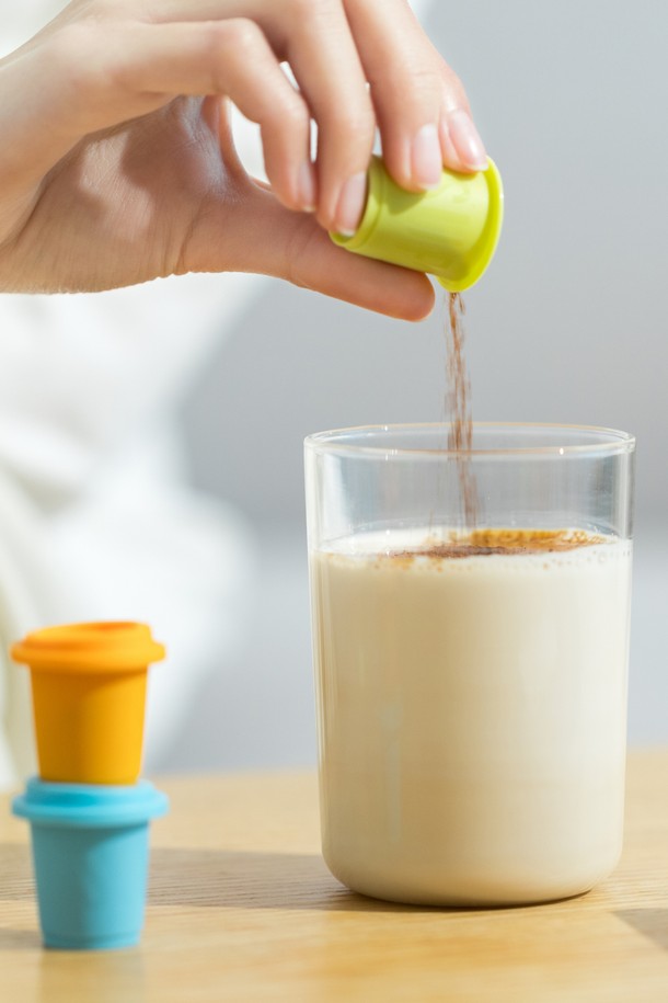 새턴버드 익스프레스 플러스 콜드브루 커피 27개입 (3종 혼합)은 100% 아라비카 원두를 사용하여, 브라질 산토스, 에티오피아, 브라질 세하도, 콜롬비아, 중국 윈난 등 다양한 원산지의 원두를 블렌딩하여 깊고 풍부한 풍미를 선사합니다. 각 2g씩 개별 포장되어 간편하게 즐길 수 있으며, MEDIUM ROAST (밝은맛), MEDIUM DARK ROAST (달콤한맛), DARK ROAST (진한맛) 3가지 로스팅 타입으로 취향에 따라 선택 가능합니다. 2020 레드닷 디자인 어워드를 수상한 제품으로, 무설탕, 무첨가물에 100% 재활용 가능한 미니컵과 알루미늄 필름 밀봉으로 위생적이며 환경까지 생각했습니다.
