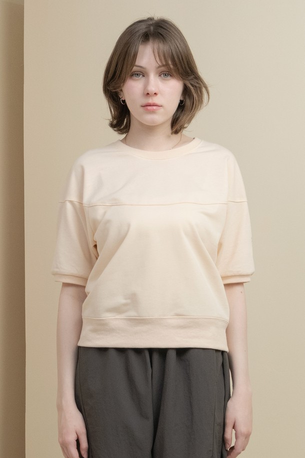 뒤란 컴피 커팅 포인트 반팔 맨투맨 티셔츠 DTF5S-3085는 여성용 반팔 맨투맨으로, 봄과 여름에 어울리는 캐주얼하고 베이직한 스타일을 연출합니다. 크롭 기장의 컴피핏으로 편안한 착용감을 선사하며, 폴리에스테르와 면 혼방 소재로 제작되어 약간의 비침과 거친 텍스처, 보통의 신축성을 가진 얇은 두께감의 무지 티셔츠입니다. 라운드 넥 디자인에 3가지 컬러 옵션으로 출시되었습니다.
