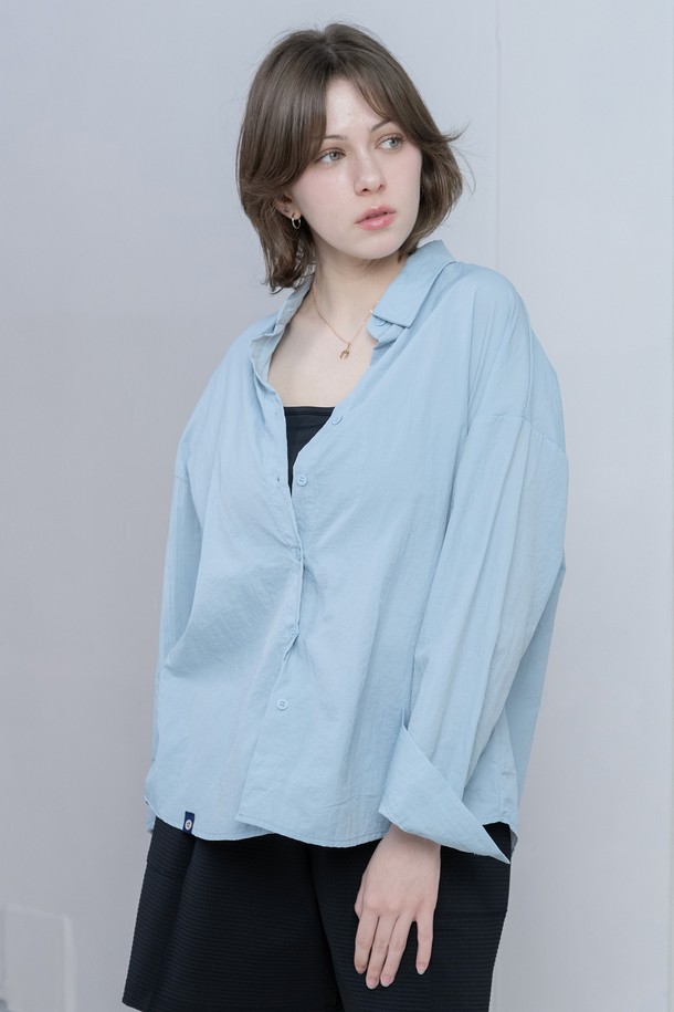 뒤란 베이직 바스락 셔츠는 부드러운 면 소재로 제작되어 얇고 가벼운 착용감을 선사하며, 봄, 여름, 가을 시즌에 활용하기 좋은 긴 소매 셔츠입니다. 베이직하고 심플한 디자인으로, 카라 디테일과 루즈핏 실루엣이 편안하면서도 세련된 무드를 연출하며, 바스락거리는 소재감이 특징입니다. 일상 및 캐주얼 스타일 모두에 잘 어울리는 공용 셔츠로, 다양한 코디네이션에 활용할 수 있습니다.
