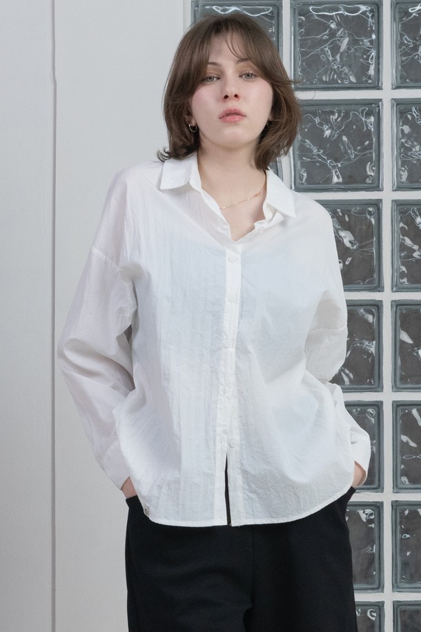 뒤란 베이직 바스락 셔츠는 부드러운 촉감과 방풍 기능을 갖춘 여성 셔츠입니다. 아이보리와 스카이 두 가지 색상으로 제공되며, 루즈핏에 드롭숄더 디자인과 뒷면 맞주름 디테일이 더해져 볼륨감 있는 실루엣을 연출합니다. 봄, 여름, 가을 시즌 데일리룩, 오피스룩, 출근룩 등 다양한 스타일에 활용 가능한 베이직 셔츠로, 바스락거리는 텍스처와 마찰에 강한 내구성이 특징입니다.
