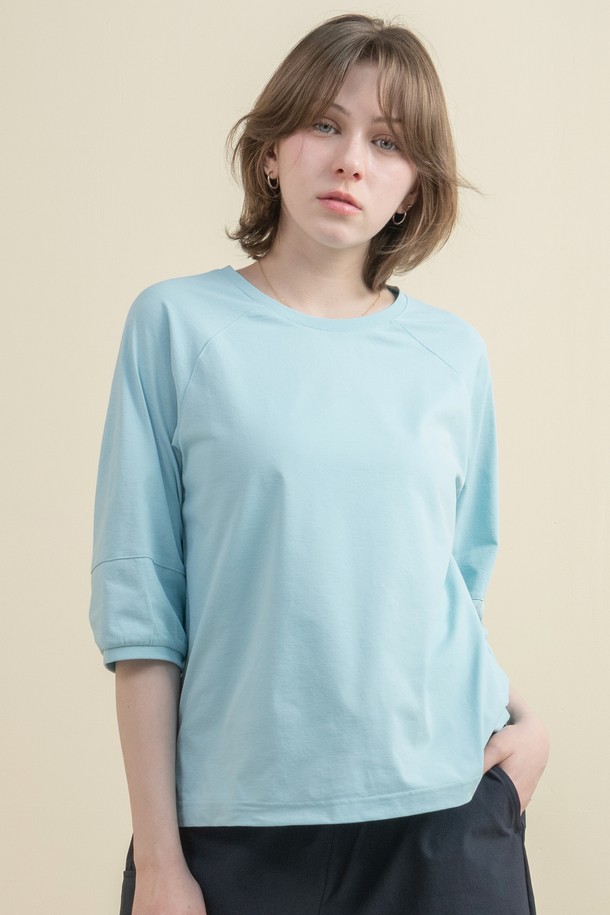 뒤란 소로나 라운드 5부 티셔츠 DTF5S-3091는 여성 의류로, 일상 및 스포츠 활동에 적합합니다. 아이보리, 민트, 블랙 3가지 색상으로 출시되었으며, 부드러운 촉감의 폴리에스테르 소재로 제작되어 봄, 여름에 시원하게 착용할 수 있습니다. 컴포트핏 라운드넥 디자인에 5부 소매 기장으로 팔 부분을 자연스럽게 커버해주며, 등 플리츠 디테일과 래글런 라인으로 여성스러운 실루엣을 연출합니다. 신축성과 통기성이 뛰어나 산책룩, 피트니스룩 등 다양한 스타일을 소화 가능하며, 스포티, 캐주얼, 미니멀한 무드를 연출할 수 있습니다.
