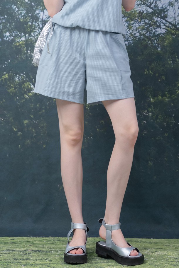 뒤란 인피니트 사이드 포켓 쿨커버 쇼츠는 여성용 반바지로, 스카이, 베이지, 블랙 3가지 색상으로 출시되었습니다. 나일론과 폴리우레탄 혼방 소재로 제작되어 부드러운 촉감과 뛰어난 신축성, 흡습 및 냉감 기능을 제공하며, 세미 와이드 핏과 루즈핏, 와이드 핏을 넘나드는 핏으로 편안한 착용감을 선사합니다. 사이드 포켓 디자인과 경량 소재, 활동성을 높여주는 디자인과 형태 유지력이 우수한 특징을 갖춘 여름철 스포츠 및 일상복으로 활용하기 좋은 아이템입니다.
