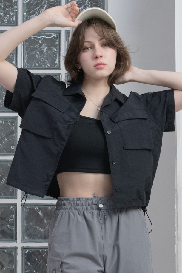 뒤란 리츠 유틸리티 반팔 셔츠 자켓은 여성용 셔츠자켓으로, 아이보리, 베이지, 블랙 3가지 색상으로 출시되었습니다. 나일론 소재로 제작되어 얇고 가벼워 여름철에도 시원하게 착용 가능하며, 캐주얼, 스포티한 스타일 연출에 용이합니다. 카라넥 디자인, 아웃포켓, 뒷면 맞주름, 밑단 스트링 조절, 하이브리드 디자인이 돋보이며, 통기성과 경량성을 갖춘 실용적인 아이템입니다.
