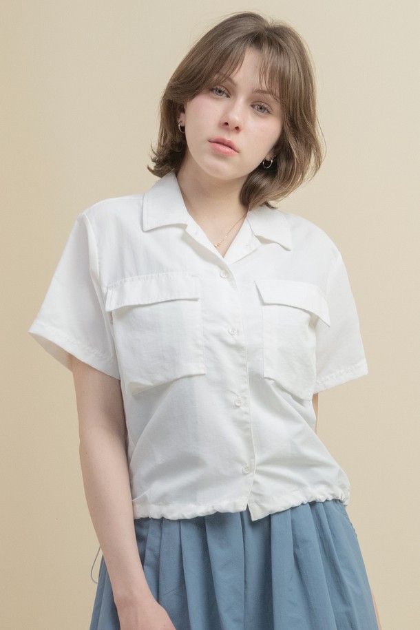 뒤란 리츠 유틸리티 반팔 셔츠 자켓은 부드러운 면 소재로 제작되어 편안한 착용감을 선사합니다. 캐주얼하고 베이직한 스타일의 레귤러핏 셔츠로, 유틸리티 디자인과 포켓 디테일이 돋보이며 버튼업 클로징으로 간편하게 착용할 수 있습니다. 봄, 여름 시즌 일상 및 캐주얼 룩에 활용하기 좋은 화이트 컬러의 반팔 셔츠 자켓입니다.
