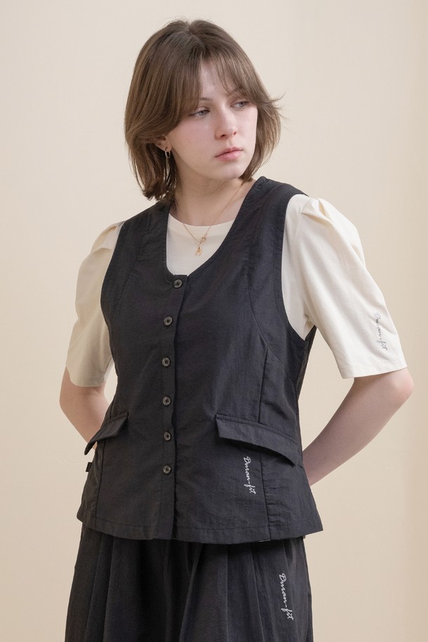 뒤란 리츠 클래식 테일러드 베스트는 여성용으로, 봄, 여름, 가을 시즌에 착용하기 좋은 얇은 두께의 레귤러핏 베스트입니다. 부드러운 폴리에스테르 소재로 제작되었으며, 블랙과 화이트 두 가지 색상으로 제공됩니다. 브이넥 라인에 싱글 버튼 여밈, 크롭 기장, 테일러드 디자인과 포켓 디테일이 더해져 클래식하면서도 미니멀한 스타일을 연출합니다.
