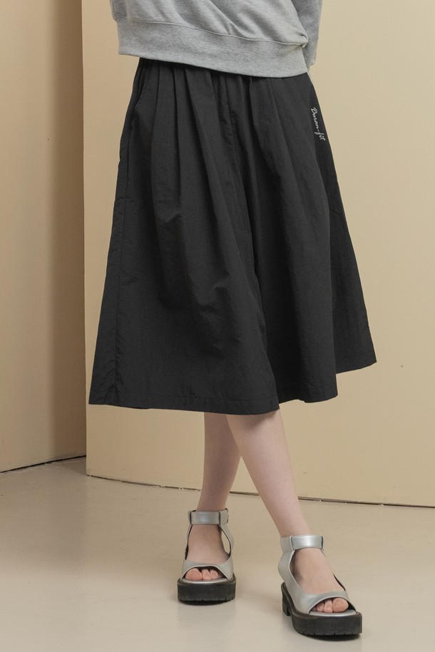 뒤란 리츠 와이드 큐롯 스커트 팬츠 DBF5S-9212는 베이지, 블루, 블랙 3가지 색상으로 출시되어 다채로운 스타일 연출이 가능한 여성용 큐롯 스커트 팬츠입니다. 나일론 소재의 얇고 바스락거리는 촉감으로 봄, 여름 시즌에 시원하고 편안하게 착용할 수 있으며, 와이드 핏과 주름 디테일이 돋보입니다. 사이드 포켓이 있어 실용성을 더하고, 드레이프 실루엣과 넉넉한 핏으로 체형에 구애 없이 누구나 부담 없이 즐길 수 있습니다.
