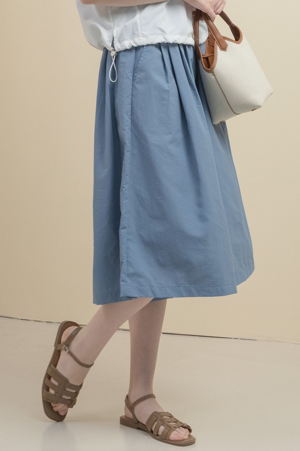 뒤란 리츠 와이드 큐롯 스커트 팬츠는 베이지, 블루, 블랙 3가지 컬러로 출시되어 데일리룩과 일상복으로 활용도가 높습니다. 나일론 소재로 제작되어 바스락거리는 촉감과 가볍고 편안한 착용감을 선사하며, 와이드핏과 루즈핏으로 체형 커버에 효과적입니다. 앞뒤 주름 디테일과 입체적인 실루엣이 돋보이며, 사이드 포켓으로 실용성을 더한 큐롯 스커트 팬츠입니다.
