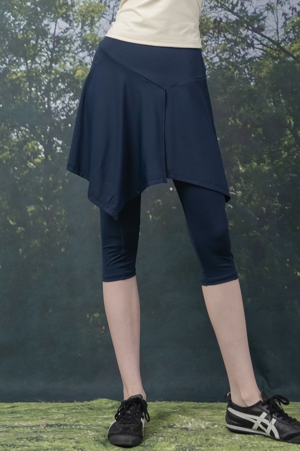 뒤란 언밸런스 슬릿 커버업 스커트는 네이비 컬러의 스포티한 여성용 커버업 스커트입니다. 폴리에스터와 폴리우레탄 혼방으로 제작되어 신축성이 뛰어나고 흡습, 속건 기능을 제공하며, 얇고 부드러운 촉감으로 편안한 착용감을 선사합니다. 하이웨이스트 핏에 언밸런스 디자인과 슬릿 디테일이 더해져 활동성을 높이고, 엉밑살, Y존, 팬티라인 커버 및 허리 안쪽 밴딩 처리로 편안함과 스타일을 동시에 잡았습니다.
