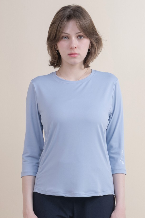 뒤란 컴포트핏 스트레치 7부 티셔츠 DTF5S-4159는 운동, 일상에서 편안하게 착용할 수 있는 여성 티셔츠입니다. 부드러운 촉감의 폴리에스터, 폴리우레탄 혼방 소재로 제작되어 신축성이 뛰어나 활동성을 높여줍니다. 컴포트핏으로 제작되어 편안한 착용감을 선사하며, 7부 소매 기장과 레귤러 기장으로 어떤 스타일에도 잘 어울립니다. 그린, 핑크, 스카이, 블랙 4가지 컬러로 출시되어 취향에 맞게 선택 가능하며, 바디라인을 은은하게 드러내는 실루엣이 특징입니다. 피트니스룩, 러닝룩, 요가/필라테스룩 등 다양한 TPO에 활용 가능한 베이직하고 스포티한 무드의 티셔츠입니다.
