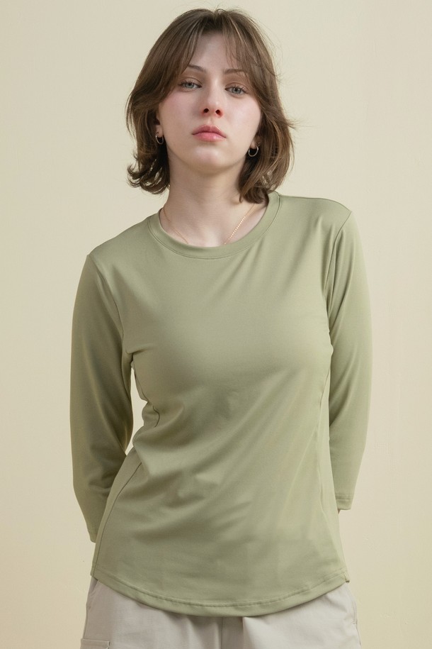 뒤란 컴포트핏 스트레치 7부 티셔츠 DTF5S-4159는 편안한 착용감과 활동성을 제공하는 공용 티셔츠입니다. 부드러운 촉감의 폴리에스터, 폴리우레탄 혼방 소재로 제작되어, 봄, 여름 시즌 데일리웨어 및 스포츠웨어로 적합합니다. 깔끔한 디자인과 7부 소매 기장으로 스포티, 미니멀, 캐주얼 스타일을 연출하며, 그린, 핑크, 스카이, 블랙 4가지 컬러로 출시되었습니다. 컴포트핏으로 편안하게 착용 가능하며, 신축성이 뛰어나 활동적인 움직임에도 불편함이 없습니다. 이너 또는 단독으로 착용 가능하며, 약간의 비침이 있을 수 있습니다.
