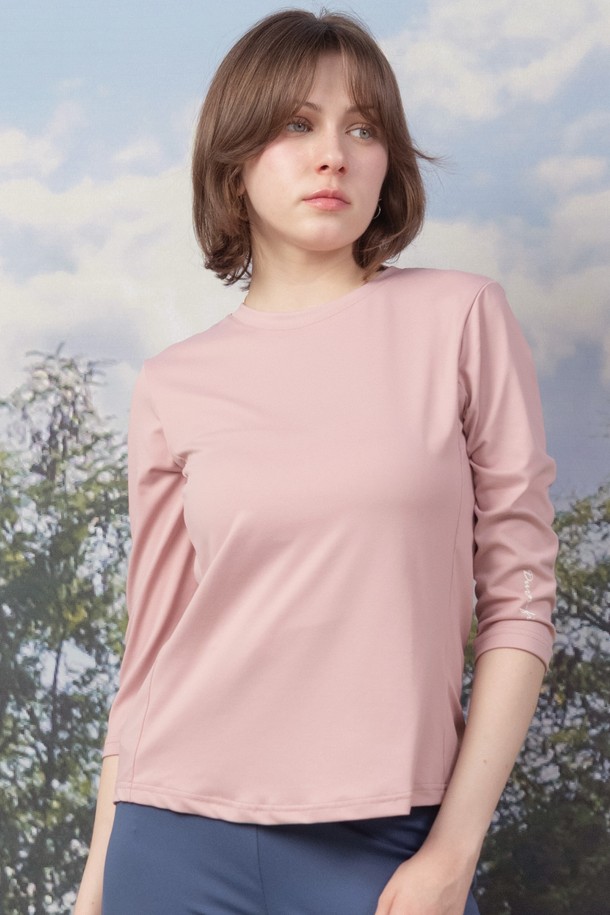 뒤란 컴포트핏 스트레치 7부 티셔츠 DTF5S-4159는 부드러운 촉감과 뛰어난 신축성을 자랑하는 여성 티셔츠입니다. 봄, 여름 시즌에 적합하며, 일상 및 스포츠 활동 모두에서 활용 가능한 실용적인 아이템입니다. 라운드넥 디자인에 7부 소매 기장으로 팔뚝 라인을 자연스럽게 커버하며, 여리여리한 실루엣을 연출합니다. 컴포트핏으로 편안함을 더하고, 은은한 바디 라인을 살려줍니다. 그린, 핑크, 스카이, 블랙 4가지 컬러로 출시되어 다양한 스타일을 연출할 수 있으며, 이너웨어 또는 단독 착용 모두 가능합니다.
