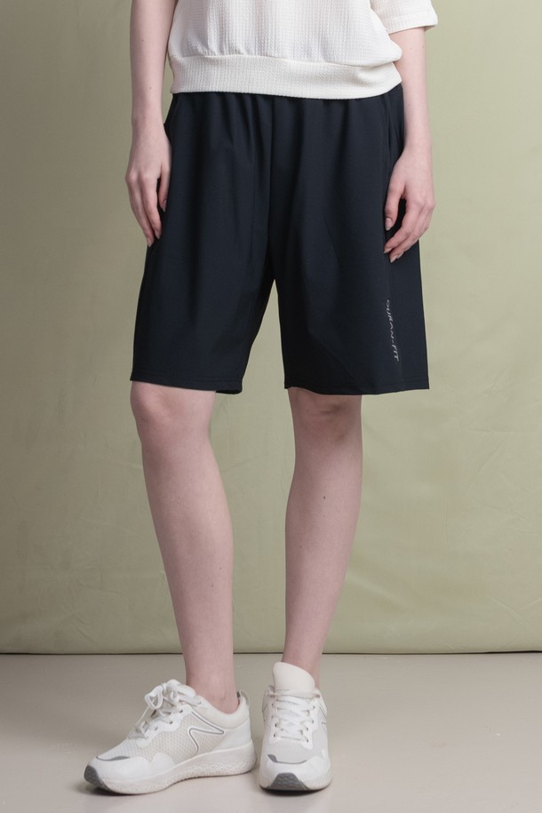 아이샥 사이드 포켓 5부 팬츠 VER.02는 여름철 운동 및 일상에서 편안하게 착용할 수 있는 남녀 공용 반바지입니다. 가볍고 통기성이 뛰어난 아이식 썸머 원단을 사용하여 시원하며, 신축성 있는 소재로 활동성을 높였습니다. 베이지, 딥그린, 블랙 3가지 색상으로 출시되었으며, 허리 안쪽 스트링과 사이드 아웃 포켓 디자인으로 실용성을 더했습니다.
