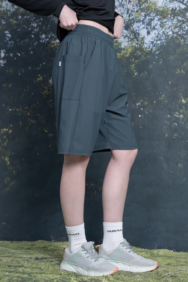 아이샥 사이드 포켓 5부 팬츠 VER.02는 여름철 운동 및 일상에서 편안하게 착용 가능한 유니섹스 반바지입니다. 나일론과 폴리우레탄 혼방 소재로 제작되어 부드러운 촉감과 뛰어난 통기성, 신축성을 제공하며, 레귤러핏과 여유 있는 실루엣으로 편안한 착용감을 선사합니다. 베이지, 답그린, 블랙 3가지 색상으로 출시되었으며, 사이드 아웃포켓, 기본 포켓, 허리 스트링 디테일이 돋보입니다.
