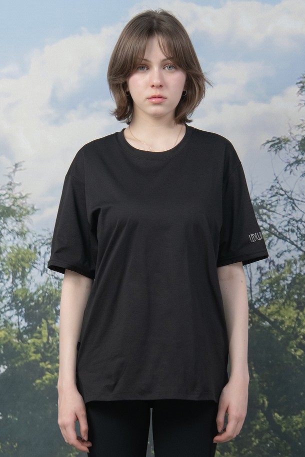 젠더리스 소로나 크루넥 티셔츠 DTU5S-3088은 아이보리, 스카이, 블랙 3가지 색상으로 출시되어 운동 및 일상에서 편안하게 착용 가능한 남녀공용 티셔츠입니다. 부드러운 촉감의 폴리에스터 소재로 제작되었으며, 신축성이 뛰어나 활동성이 좋습니다. 레귤러핏의 반소매 라운드넥 디자인에 사이드 트임과 목 뒤 늘어남 방지 처리를 더해 실용성을 높였으며, 친환경 소로나 섬유를 사용하여 복원력이 우수합니다.
