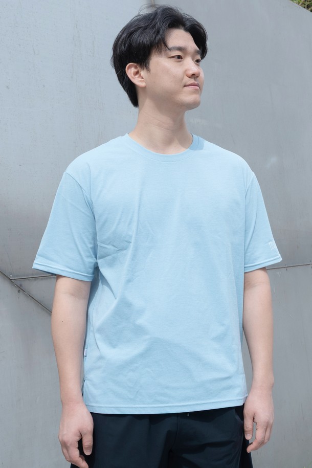 젠더리스 소로나 크루넥 티셔츠는 아이보리, 스카이, 블랙 3가지 색상으로 출시되어 운동 및 데일리룩에 활용하기 좋습니다. 부드러운 촉감의 폴리에스터 소재로 제작되었으며, 넥 라인 동일 원단 마감과 사이드 트임 디테일로 편안한 착용감을 선사합니다. 친환경 소로나 섬유 원사를 사용하여 신축성과 복원력이 뛰어나며, 코튼 느낌으로 몸매 커버 기능까지 갖춘 루즈핏 반소매 티셔츠입니다.
