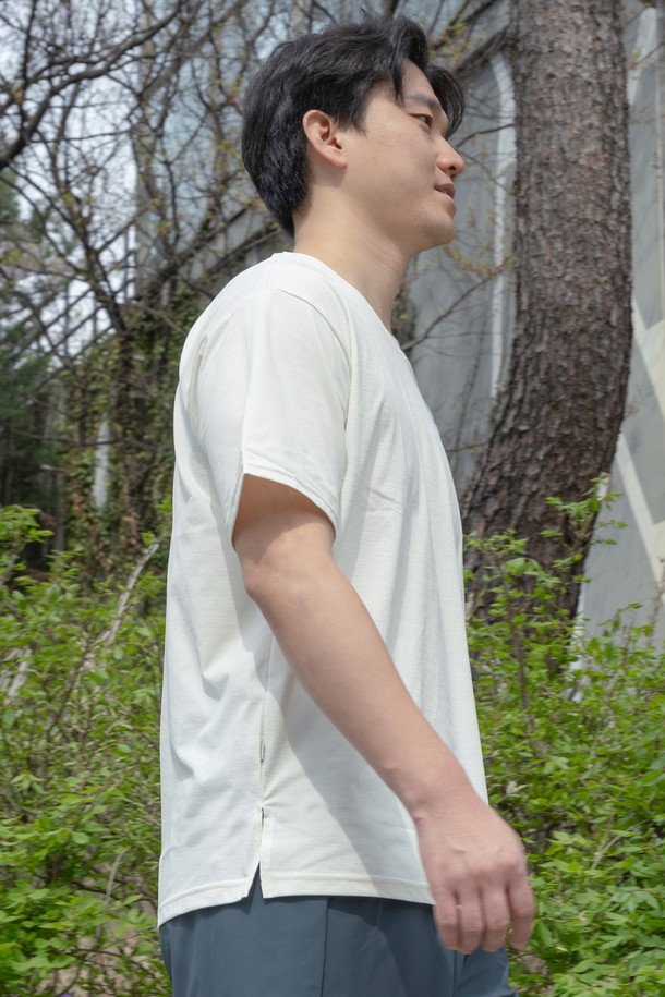 부드러운 촉감의 소프트 소로나 원단을 사용하여 편안한 착용감을 선사하는 젠더리스 크루넥 티셔츠입니다. 옥수수 추출 친환경 소재로 제작되었으며, 뛰어난 신축성과 복원력으로 활동성을 높였습니다. 아이보리, 스카이, 블랙 3가지 색상으로 출시되었으며, 루즈핏 디자인에 사이드 트임과 넥 라인 동일 원단 마감, 목뒤 늘어짐 방지 처리로 꼼꼼하게 제작되었습니다.
