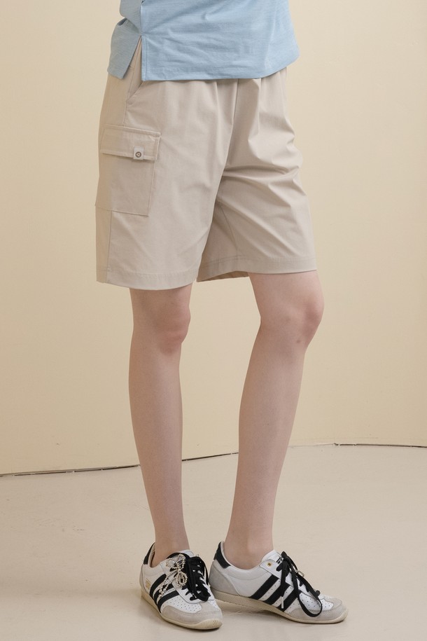 시원한 통기성과 뛰어난 신축성을 자랑하는 스트레치 카고 하프 팬츠입니다. 시그니처 썸머 원단으로 제작되어 여름철에도 쾌적하게 착용 가능하며, 레귤러핏으로 편안한 착용감을 제공합니다. 베이지, 그레이, 네이비 3가지 색상으로 출시되었으며, 허리 스트링과 사이드 아웃포켓, 양쪽 기본 포켓으로 실용성을 높였습니다.
