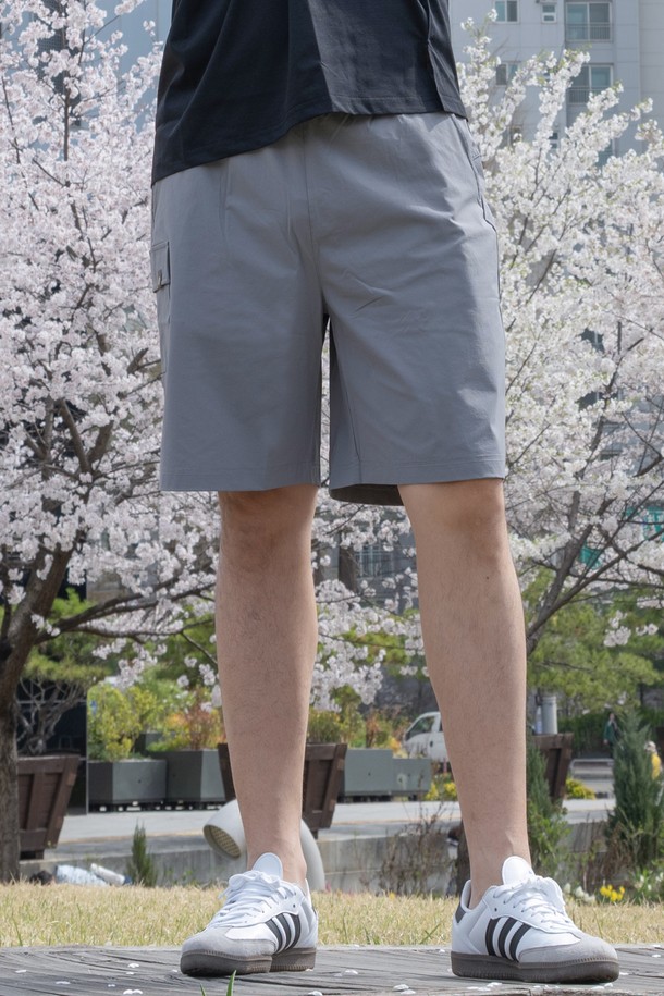 **스트레치 카고 하프 팬츠 DBU5S-8037**은 나일론과 폴리에스테르 혼방의 스트레치 소재로 제작되어 부드러운 촉감과 편안한 착용감을 제공합니다. 허리 밴딩과 레귤러핏으로 활동성을 높였으며, 카고 포켓 디자인으로 실용성을 더했습니다. 그레이, 블랙, 베이지 3가지 컬러로 출시되어 봄, 여름철 캐주얼 및 스포티 스타일을 연출하기에 적합한 남성용 반바지입니다.
