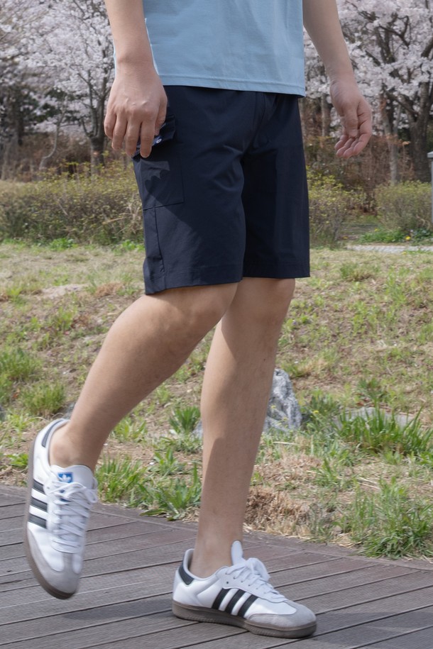 **스트레치 카고 하프 팬츠**는 남녀 공용으로, 여름철 운동 및 일상 활동에 적합한 스타일리시한 반바지입니다. 베이지, 그레이, 네이비 3가지 색상으로 출시되었으며, 신축성 있는 나일론과 폴리우레탄 혼방 소재로 제작되어 부드러운 촉감과 편안한 착용감을 제공합니다. 레귤러핏에 허리 스트링과 밴딩 처리로 사이즈 조절이 용이하며, 양쪽 기본 포켓과 사이드 아웃 포켓, 그리고 무지 디자인으로 실용성을 더했습니다.
