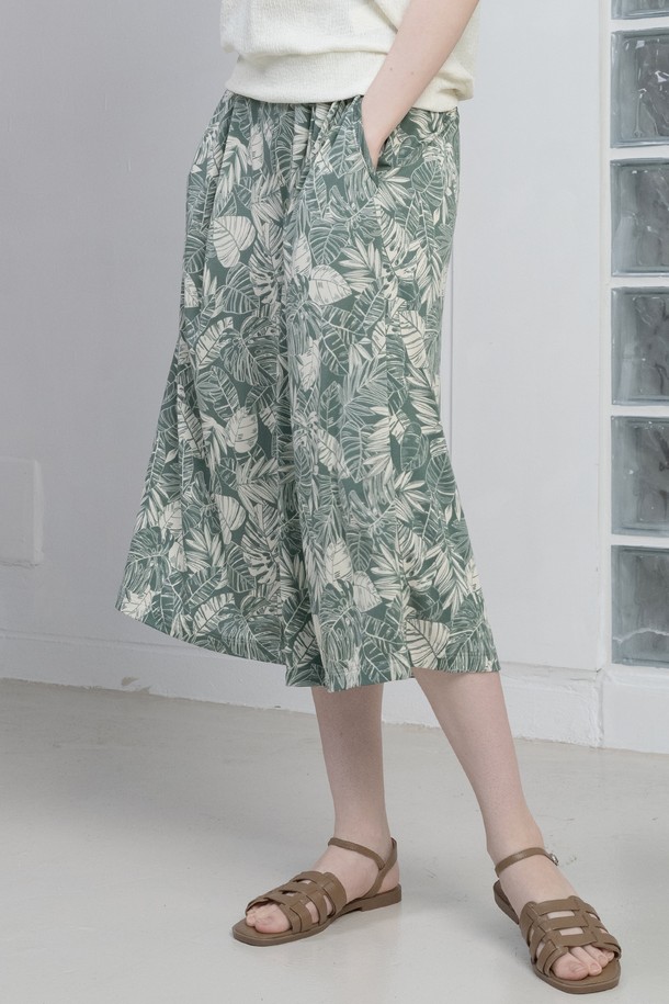 뒤란 큐롯 프린트 스커트 팬츠 DBF5S-9221는 여름 시즌, 여행이나 휴가 등 다양한 TPO에 활용하기 좋은 여성용 큐롯 스커트 팬츠입니다. 캐주얼, 리조트, 미니멀 스타일을 연출할 수 있으며, 카키와 블랙 두 가지 컬러로 출시되었습니다. 시원한 폴리에스테르 및 폴리우레탄 혼방 소재로 제작되어 부드러운 촉감과 통기성을 제공하며, 루즈핏으로 편안하게 착용할 수 있습니다. 플라워와 리프 패턴의 프린팅, 플리츠 디테일이 더해져 우아한 무드를 자아내며, 밴딩 허리와 사이드 포켓, 주름 방지 기능으로 실용성을 높였습니다. 크롭 기장과 와이드 핏으로 다리가 길어 보이는 효과를 선사합니다.
