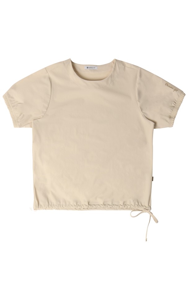 아이샥 볼륨 블라우스 티셔츠 DTF5S-3092는 여성용 상의로, 시원한 여름을 위한 반소매 크롭 티셔츠입니다. 나일론과 폴리우레탄 혼방 소재로 제작되어 부드러운 촉감과 뛰어난 신축성, 통기성 및 냉감 기능을 제공합니다. 라운드넥 디자인에 무지 패턴으로 깔끔하며, 소매 끝 밴딩 처리와 2WAY 밑단 스트링으로 볼륨감 있는 실루엣을 연출할 수 있습니다. 베이지, 카키, 블랙 3가지 컬러로 출시되어, 스포티, 캐주얼, 미니멀한 스타일을 모두 소화 가능하며, 동네 마실룩, 여행룩, 휴가룩에 적합합니다. 비침이 약간 있는 얇은 두께의 티셔츠입니다.
