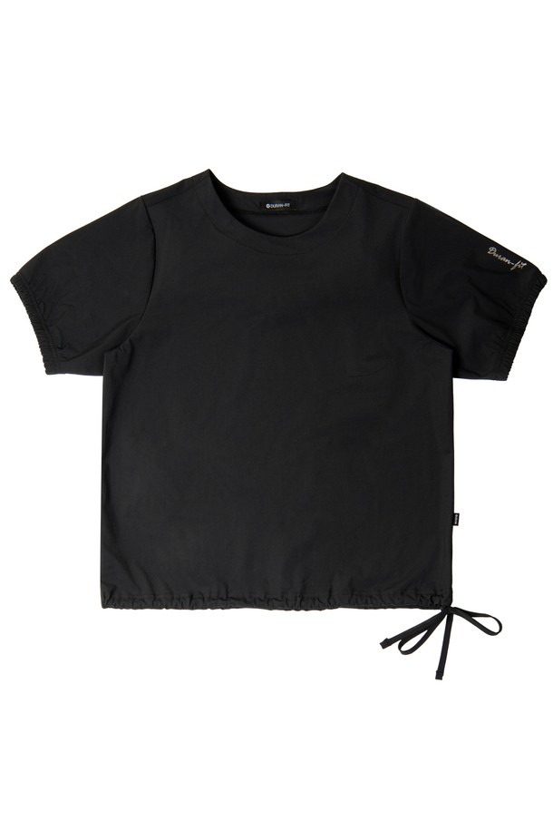 아이샥 볼륨 블라우스 티셔츠 DTF5S-3092는 활동적인 당신을 위한 여름철 필수템입니다. 베이지, 카키, 블랙 3가지 색상으로 출시되어, 어떤 스타일에도 쉽게 매치할 수 있습니다. 시원한 냉감 기능과 통기성이 뛰어난 프리미엄 여름 원단으로 제작되어 쾌적한 착용감을 선사합니다. 루즈핏과 벌룬핏의 조화로 편안하면서도 스타일리시한 실루엣을 연출하며, 하단 스트링 디테일로 다양한 연출이 가능합니다. 고품질 스판덱스와 나일론, 폴리우레탄 혼방으로 제작되어 신축성이 뛰어나 골프, 하이킹, 일상, 오피스룩 등 다채로운 TPO에 활용할 수 있습니다.
