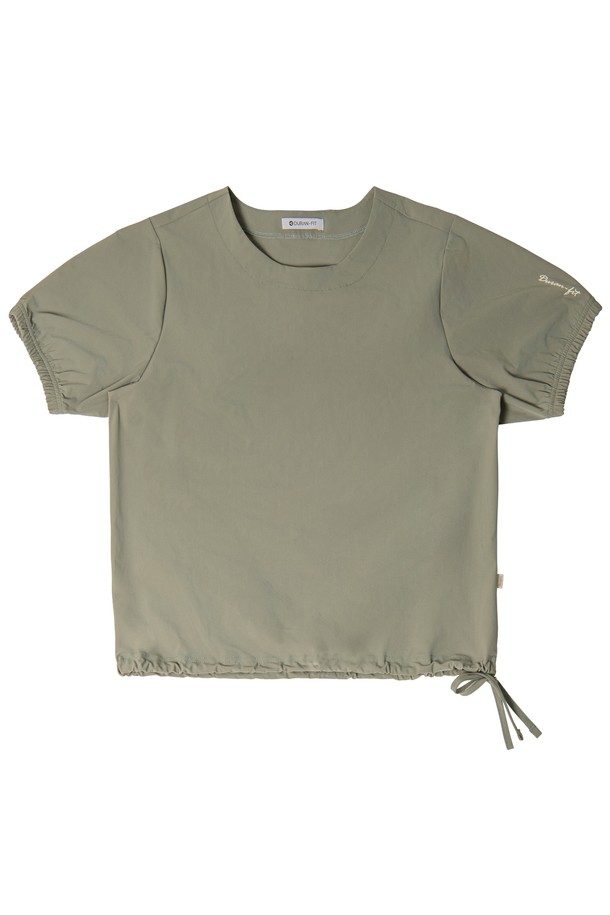 아이샥 볼륨 블라우스 티셔츠 DTF5S-3092는 골프, 등산, 일상, 오피스룩에 모두 잘 어울리는 블라우스 티셔츠입니다. 베이지, 카키, 블랙 3가지 색상으로 출시되었으며, 스포티, 미니멀, 클래식한 스타일을 연출할 수 있습니다. 얇고 부드러운 촉감의 나일론, 폴리우레탄 혼방 프리미엄 원단으로 제작되어 냉감, 통기성, 신축성이 뛰어나 활동성이 뛰어납니다. 라운드넥에 넥라인 볼드 마감, 소매 끝 얇은 밴드 처리, 스트링으로 실루엣 조절이 가능하여 세련된 볼륨핏을 선사합니다.
