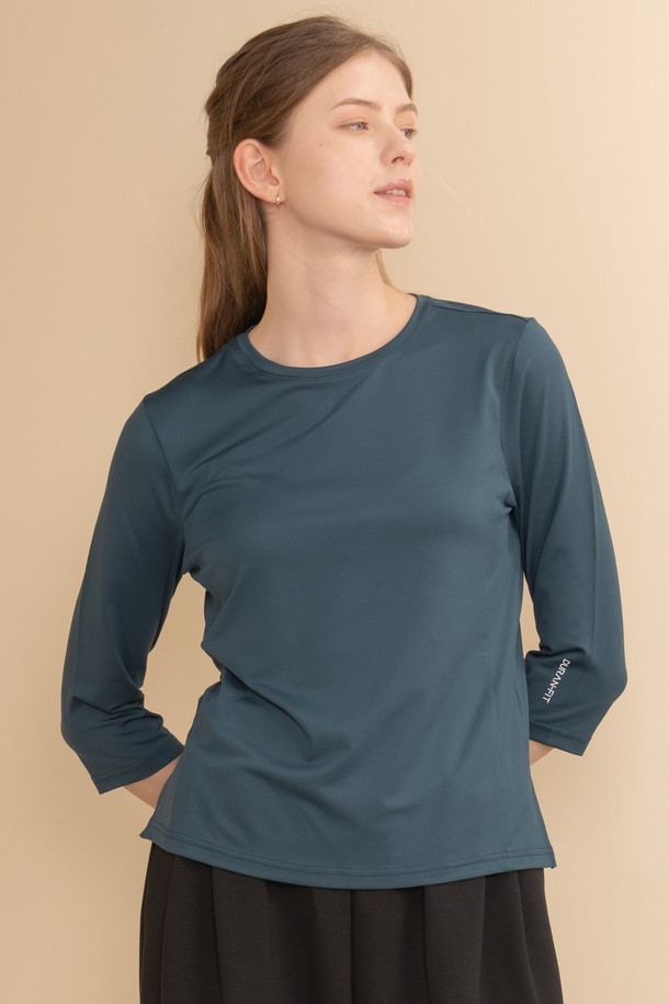 에어 스트레치 7부 티셔츠 DTF5W-4166는 (공용)으로, 스카이, 퍼플, 털그린, 블랙 4가지 색상으로 출시되었습니다. 폴리에스터와 폴리우레탄 혼방 소재로 제작되어 부드러운 촉감과 뛰어난 신축성을 자랑하며, 일상, 운동, 산책, 여행 등 다양한 용도로 활용하기 좋습니다. 라운드넥에 레귤러 기장의 컴포트핏 디자인으로 체형에 구애 없이 편안하게 착용 가능하며, 7부 소매는 팔뚝 라인을 자연스럽게 커버해줍니다. 스포티, 미니멀, 캐주얼 스타일을 모두 소화하며 산책룩, 여행룩, 피트니스룩 연출에 용이합니다.
