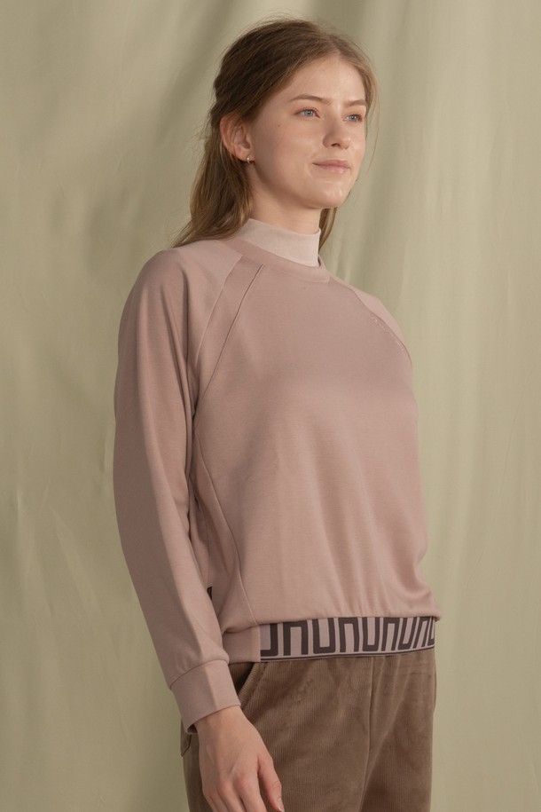 U밴딩 라운드 티셔츠 DTF5W-4170는 부드러운 촉감의 폴리에스터, 레이온, 폴리우레탄 혼방 소재로 제작된 여성용 긴소매 티셔츠입니다. 간절기부터 겨울까지 포근하게 착용 가능하며, 핑크, 브라운, 그레이, 블랙 4가지 다채로운 컬러로 만나보실 수 있습니다. U밴딩 디테일과 래글런 슬리브, 절개 디테일이 돋보이며, 밑단과 소매 블론감으로 포인트를 더했습니다. 레귤러핏 라운드넥 디자인으로 캐주얼, 스포티, 미니멀한 스타일을 연출하기 좋으며, 피부 자극 없이 편안하게 착용할 수 있습니다. 겨울 데일리룩에 활용하기 좋은 아이템입니다.
