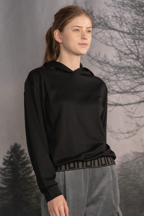 U밴딩 후드 티셔츠 (DTF5W-4168)는 여성용 후드 티셔츠입니다. 부드러운 촉감의 폴리에스터, 레이온, 폴리우레탄 혼방 소재로 제작되었으며, 봄, 가을에 착용하기 좋습니다. 루즈핏으로 편안함을 더하고, U밴딩 앞밑단 디테일과 밑단 및 소매단의 볼륨감, 전면 절개 디테일이 특징입니다. 데일리룩, 캐주얼룩, 혹은 산책룩으로 활용하기 좋으며, 핑크, 브라운, 그레이, 블랙 4가지 색상으로 제공됩니다. 캐주얼, 스트릿, 미니멀 스타일을 연출하기에 적합합니다.
