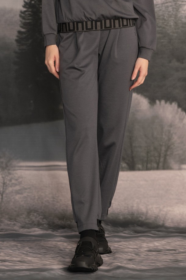 U밴딩 조거 팬츠 DBF5W-9219는 편안함과 스타일을 모두 갖춘 여성용 조거 팬츠입니다. 핑크, 브라운, 그레이 3가지 색상으로 출시되어 일상복과 피트니스룩 모두에 활용 가능합니다. 앞은 포멀한 일자핏, 뒤는 U밴딩으로 처리하여 활동성을 높였으며, 세미 조거핏으로 다리 라인을 슬림하게 잡아줍니다. 부드러운 폴리에스터, 레이온, 폴리우레탄 혼방 소재로 제작되어 편안한 착용감을 선사하며, 깊이감 있는 사이드 주머니, 뒷포켓 디자인, 앞턱 디테일로 실용성과 디자인을 더했습니다. 캐주얼, 스포티, 미니멀 스타일을 즐기는 분들께 추천합니다.
