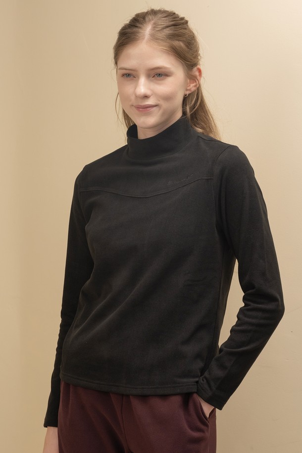 소프트 후리스 컴포트핏 목폴라 티셔츠 DTF5W-4167는 부드러운 촉감의 소프트 후리스 소재로 제작된 여성용 목폴라 티셔츠입니다. 가을, 겨울 시즌에 어울리는 베이직 스타일의 무지 디자인으로, 일상 및 운동 시 편안하게 착용할 수 있습니다. 컴포트핏으로 활동성을 높였으며, 기모 안감으로 보온성을 더했습니다. 크림, 라임, 스카이, 버건디, 블랙 5가지 다채로운 컬러로 출시되어, 다양한 겨울 데일리룩과 집콕룩에 매치하기 좋습니다. 전면 커브드 곡선 디테일이 여성스러운 무드를 연출하며, 단독 또는 이너로 활용 가능합니다.
