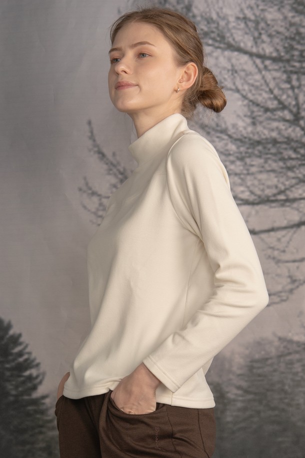 소프트 후리스 컴포트핏 목폴라 티셔츠 DTF5W-4167는 부드러운 촉감의 후리스 소재로 제작되어 가을, 겨울 시즌에 따뜻하게 착용할 수 있는 여성용 목폴라 티셔츠입니다. 일상, 운동 등 다양한 용도로 활용 가능하며, 베이직하고 스포티한 스타일을 연출합니다. 컴포트핏으로 편안한 착용감을 선사하며, 하프 하이넥 디자인과 긴소매 기장이 특징입니다. 크림, 라임, 스카이, 버건디, 블랙 5가지 트렌디한 컬러로 출시되어 취향에 맞게 선택할 수 있습니다. 전면 커브드 곡선 디테일이 여성스러운 실루엣을 강조하며, 단독 또는 레이어드, 이너로 활용하여 다양한 스타일링을 연출할 수 있습니다.
