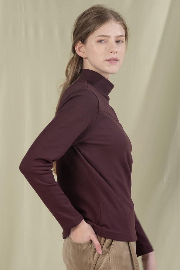 소프트 후리스 컴포트핏 목폴라 티셔츠 DTF5W-4167는 부드러운 촉감의 후리스 소재로 제작되어 가을, 겨울철 따뜻하게 착용 가능한 남녀 공용 목폴라 티셔츠입니다. 베이직하고 스포티한 무드로 일상, 운동 등 다양한 TPO에 활용할 수 있으며, 크림, 라임, 스카이, 버건디, 블랙 5가지 컬러로 출시되었습니다. 두꺼운 두께감과 기모 안감으로 보온성을 높였으며, 신축성 있는 소재로 활동성을 더했습니다. 간절기에는 단독으로, 한겨울에는 이너로 활용하여 더욱 따뜻하게 즐길 수 있습니다.
