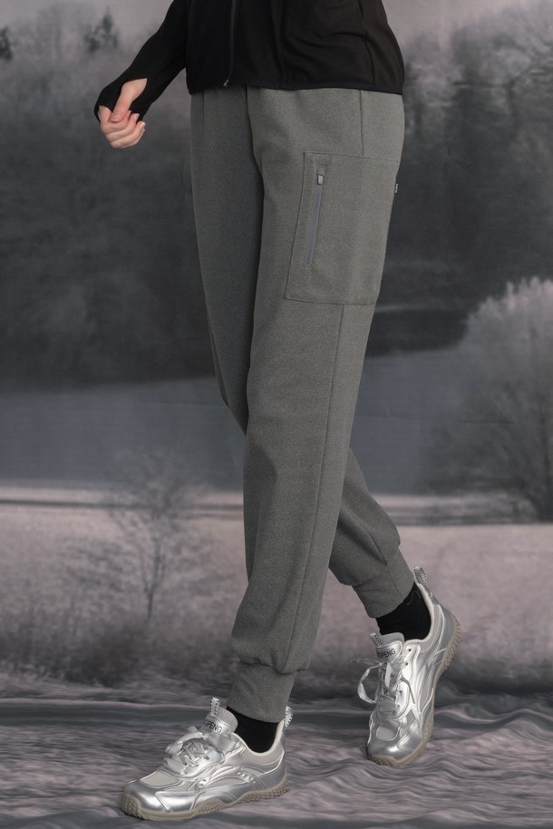 소프트 후리스 조거팬츠 DBF5W-9223 3가지 컬러는 부드러운 촉감과 뛰어난 보온성의 여성용 조거팬츠입니다. 가을, 겨울 시즌에 어울리는 데일리, 아웃도어, 캠핑룩으로 활용 가능하며, 버건디와 밀란지그레이 2가지 컬러로 출시되었습니다. 루즈핏의 긴 기장감과 무지 디자인으로 스포티하면서도 캐주얼한 스타일을 연출합니다. 양쪽 포켓과 지퍼 사이드 아웃포켓, 2중 허리 밴딩, 발목 부분의 신축성, 찬바람을 막아주는 기능까지 갖춰 활동성이 좋습니다. 데이트룩, 카페룩, 오피스룩 등 다양한 TPO에 클래식, 미니멀, 캐주얼 스타일로 매치하여 편안하고 스타일리시하게 연출해보세요.
