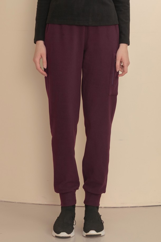 소프트 후리스 조거팬츠 DBF5W-9223는 부드러운 촉감의 폴리에스터, 폴리우레탄 혼방 소재로 제작된 조거핏 팬츠입니다. 버건디, 밀란지그레이, 블랙 3가지 컬러로 출시되었으며, 기모 안감과 두꺼운 두께감으로 간절기부터 겨울까지 따뜻하게 착용 가능합니다. 허리 밴딩과 신축성 있는 소재로 편안한 착용감을 제공하며, 발목 부분은 신축성 있는 원단으로 마감하여 활동성을 높였습니다. 데이트룩, 카페룩, 오피스룩 등 다양한 TPO에, 클래식, 미니멀, 시크 스타일을 연출하기 좋습니다. 양쪽 포켓과 지퍼 사이드 아웃포켓, 주머니 벌어짐 방지 상하단 박음질, 허리 2중 박음질 등 꼼꼼한 디테일이 돋보이는 데일리웨어입니다.
