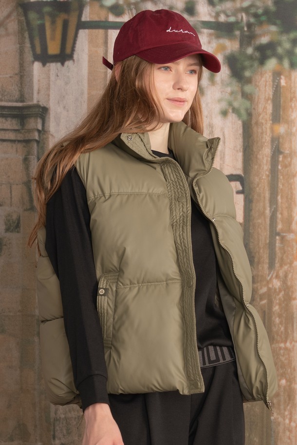 크롭 레더 라이크 패딩 베스트 DTF5W-5149는 여성용 패딩 베스트입니다. 가을과 겨울에 착용하기 좋으며, 캐주얼, 스포티, 미니멀 스타일을 연출할 수 있습니다. 카키, 브라운 두 가지 색상으로 출시되었으며, 일상, 스포츠 활동 시 활용하기 좋습니다. 두꺼운 두께감과 부드러운 촉감의 인조가죽과 폴리에스테르 소재로 제작되었으며, 하이넥 디자인과 스트링 밑단 조절 기능, 레이어드 스타일링이 가능한 실용적인 제품입니다. 루즈핏 크롭 기장으로, 보온과 사이즈 조절 기능을 갖추었습니다.
