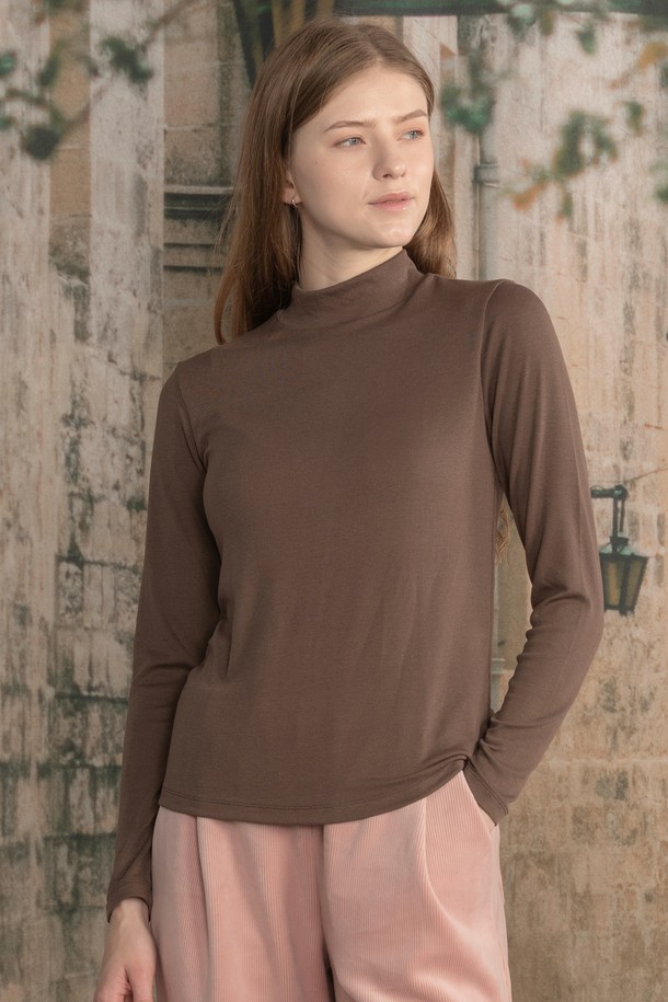 소프트 슬림핏 반목폴라 티셔츠 DTF5W-4171는 부드럽고 신축성 있는 소재로 제작되어 편안한 착용감을 선사합니다. 베이지, 브라운, 그레이 3가지 색상으로 출시되었으며, 간절기와 겨울철에 활용하기 좋습니다. 몸을 부드럽게 감싸는 슬림핏으로, 여리여리한 실루엣을 연출하며 아우터 안에 이너로 활용하기에도 좋습니다. 답답하지 않은 반목폴라 디자인으로 겨울 데일리룩, 출근룩 등 다양한 스타일에 매치하여 미니멀, 클래식, 캐주얼 무드를 연출해보세요.
