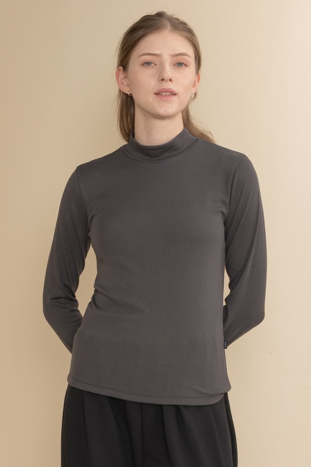 소프트 슬림핏 반목폴라 티셔츠 DTF5W-4171는 베이지, 브라운, 그레이 3가지 컬러로 만나볼 수 있는 여성용 반목폴라 티셔츠입니다. 간절기와 겨울 시즌에 적합하며, 부드러운 촉감과 신축성이 돋보이는 폴리에스터, 레이온, 폴리우레탄 혼방 소재로 제작되었습니다. 슬림핏 디자인으로 여리여리한 실루엣을 연출하며, 단독 또는 레이어드 스타일링 모두 활용 가능합니다. 미니멀, 클래식, 캐주얼 스타일을 즐겨 입는 분들께 겨울 데일리룩 아이템으로 추천합니다.
