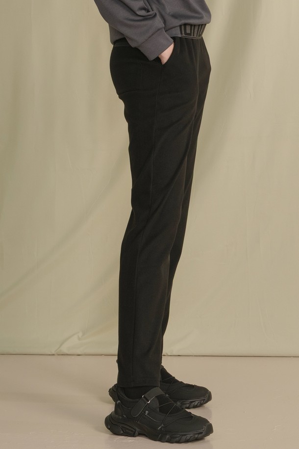 소프트 후리스 일자핏 팬츠는 부드러운 촉감의 폴리에스터, 폴리우레탄 혼방 소재로 제작되어 편안한 착용감을 선사합니다. 간절기와 겨울에 적합하며, 데일리룩과 오피스 캐주얼 스타일을 모두 소화할 수 있습니다. 미니멀하고 심플한 디자인으로 다양한 상의와 매치하기 좋으며, 일자핏으로 다리 라인을 깔끔하게 잡아줍니다. 2중 허리 밴딩과 백아웃포켓, 지퍼, 백포켓 디테일이 더해져 실용성을 높였습니다. 밀란지그레이와 블랙, 두 가지 컬러로 출시되었습니다.
