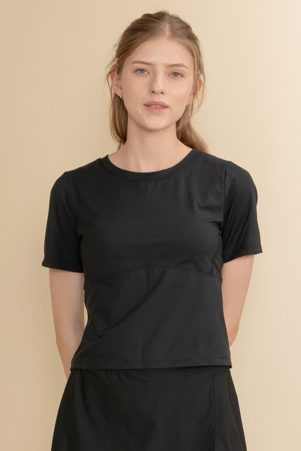 **라이트 하이텐션 반팔 브라탑 DTF5W-2050**은 요가, 필라테스, 일상, 운동 등 다양한 활동에 적합한 여성 브라탑입니다. 부드러운 착용감과 하이텐션 원단으로 편안함을 선사하며, 탈부착 가능한 에어핏 브라패드가 내장되어 있습니다. 블루와 블랙 두 가지 색상으로 출시되었으며, 크롭 기장으로 스포티하고 미니멀한 스타일을 연출합니다. 흡습 및 신축성이 뛰어나 활동적인 움직임에도 불편함 없이 착용 가능합니다. 와이어가 없어 편안함을 더한 무지 디자인의 브라탑입니다.
