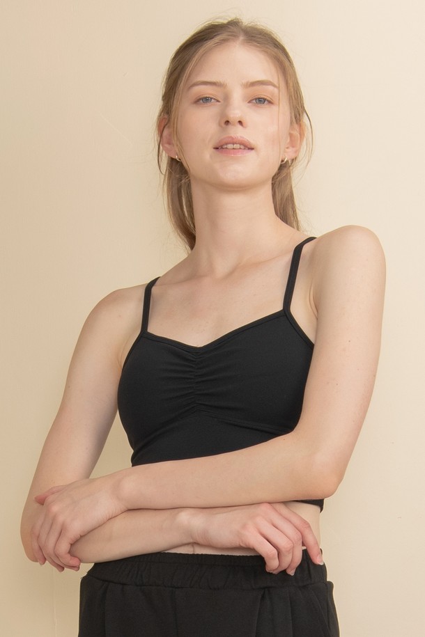 피노 하이텐션 셔링 브라탑 DTF5W-1193는 요가, 필라테스, 일상에서 편안하게 착용할 수 있는 여성 브라탑입니다. 부드러운 나일론과 폴리우레탄 혼방 소재로 제작되어 뛰어난 신축성을 자랑하며, 와이어리스 디자인으로 편안함을 더했습니다. V넥 네크라인과 셔링 디테일이 여성스러운 실루엣을 연출하며, 이중 원단 구조와 에어핏 브라패드로 안정적인 착용감을 제공합니다. 탈부착 가능한 패드와 가슴 하단 탄력 밴드는 활동성을 높여주며, 인체공학적 설계로 편안함과 스타일을 모두 갖췄습니다. 화이트, 핑크, 블랙 3가지 색상으로 출시되어 미니멀, 스포티, 캐주얼 등 다양한 스타일에 매치하기 좋습니다.
