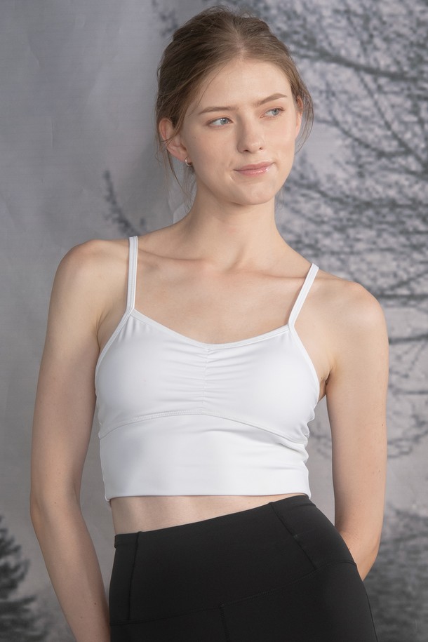 피노 하이텐션 셔링 브라탑 DTF5W-1193는 요가, 필라테스, 피트니스 등 다양한 운동에 적합한 브라탑입니다. 부드러운 나일론과 폴리우레탄 혼방 소재로 제작되어 흡습성과 뛰어난 신축성을 자랑하며, 와이어리스 디자인으로 편안함을 제공합니다. V넥 네크라인과 바스트 하단 절개 라인이 여성스러운 실루엣을 연출하며, 탈부착 가능한 에어핏 브라패드가 포함되어 있어 볼륨감 있는 연출이 가능합니다. 이중직 소재로 제작되어 비침 걱정 없이 활동할 수 있으며, 보풀 방지 기능으로 오랫동안 깔끔하게 착용할 수 있습니다. 미디엄 서포트 기능으로 활동적인 움직임에도 안정감을 더하고, 미니멀하면서도 스포티한 스타일을 연출합니다. 색상은 화이트, 핑크, 블랙 3가지로 출시되었습니다.
