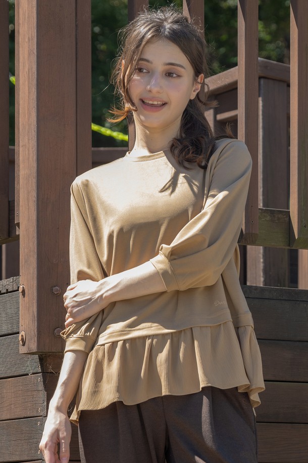 **쉬폰 레이어드 7부 티셔츠 DTF5W-4172 3colors**

여성스러운 무드를 연출하는 쉬폰 레이어드 7부 티셔츠입니다. 부드러운 촉감의 폴리에스터, 폴리우레탄, 쉬폰 소재 혼방으로 제작되어 봄, 가을에 적합합니다. 라운드넥 디자인에 7부 소매 기장으로, 데일리룩과 외출 시 모두 활용 가능합니다. 볼륨감 있는 소매와 쉬폰 레이어드 디자인이 특징이며, 자연스러운 실루엣과 체형 커버 효과를 선사합니다. 베이지, 핑크, 블랙 3가지 컬러로 만나보세요.
