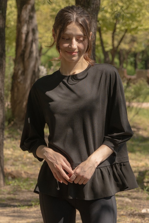 베이지, 핑크, 블랙 3가지 컬러로 만나보는 쉬폰 레이어드 7부 티셔츠입니다. 여성스러운 무드를 연출하며, 일상 또는 데일리룩으로 활용하기 좋습니다. 밑단 쉬폰 플레어드 디자인과 볼륨감 있는 소매 디테일이 특징이며, 미디엄 기장으로 체형 커버에도 효과적입니다. 부드러운 촉감의 폴리에스터, 폴리우레탄, 쉬폰 혼방 소재로 제작되었으며, 비침이 약간 있습니다. 데이트룩, 카페룩, 모임룩 등 다양한 TPO에 클래식, 로맨틱, 미니멀 스타일로 연출해보세요.
