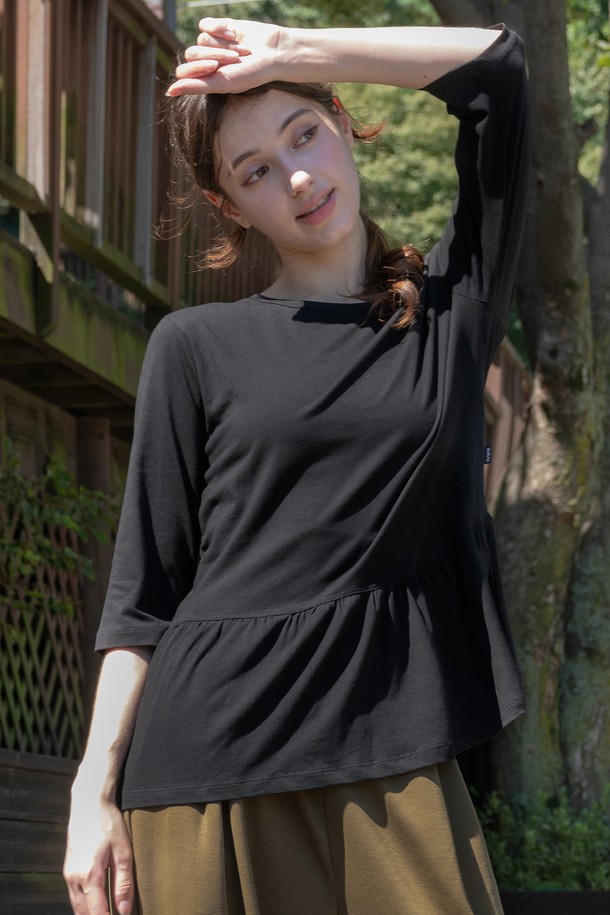 프릴 7부 소매 티셔츠 DTF5W-4177은 여성스러운 스타일을 연출하는 티셔츠입니다. 부드러운 촉감의 면, 폴리우레탄 혼방 소재로 제작되었으며, 얇은 두께감으로 봄, 여름, 가을에 시원하게 착용할 수 있습니다. 라운드넥에 7부 소매 기장으로, 데이트룩, 카페룩 등 다양한 TPO에 활용하기 좋습니다. 크림, 그레이, 블랙 세 가지 컬러 옵션으로 출시되었으며, 소매 로고 포인트와 프릴 디테일이 특징입니다. 신축성이 있으며, 크림 컬러는 약간의 비침이 있을 수 있습니다. 미니멀, 걸리시, 클래식 스타일을 즐겨 입는 분들께 추천합니다.
