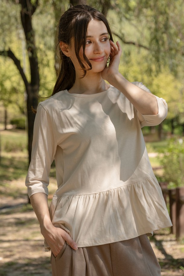 프릴 7부 소매 티셔츠 DTF5W-4177 3colors는 여성스러운 매력을 더하는 프릴 디테일과 7부 소매 디자인이 돋보이는 티셔츠입니다. 부드러운 면과 폴리우레탄 혼방 소재로 제작되어 편안한 착용감을 선사하며, 레귤러 핏으로 깔끔하게 떨어지는 실루엣을 연출합니다. 크림, 그레이, 블랙 3가지 컬러로 출시되어 다양한 스타일 연출이 가능하며, 밑단 프릴과 소매 필기체 로고가 은은한 포인트를 더합니다. 데이트룩, 카페룩 등 다양한 TPO에 활용 가능하며, 레이어드하여 더욱 풍성한 스타일을 완성할 수 있습니다. 클래식, 미니멀, 로맨틱 무드를 즐기는 분들께 추천합니다.
