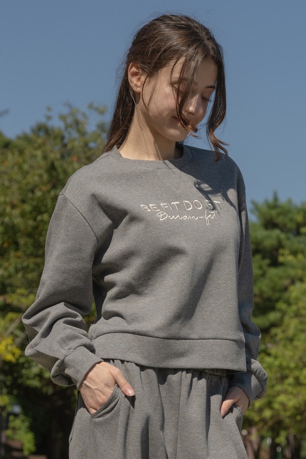 담비 로고 자수 크롭 맨투맨은 면과 폴리에스테르 혼방 소재로 제작되어 부드러운 촉감을 선사합니다. 여성 의류로, 일상과 스포츠 활동 모두에 활용 가능하며 봄, 가을, 겨울 계절에 적합합니다. 스포티하면서도 캐주얼한 스타일을 연출하며, 핑크, 멜란지그레이, 블랙 3가지 색상으로 출시되었습니다. 크롭 기장과 레귤러 핏, 라운드넥 디자인에 담비 로고 자수 디테일, 옆트임, 언밸런스 밑단, 립 네크라인 및 소매단으로 포인트를 더했습니다. 동네 마실룩과 겨울 데일리룩에 잘 어울리는 아이템입니다.
