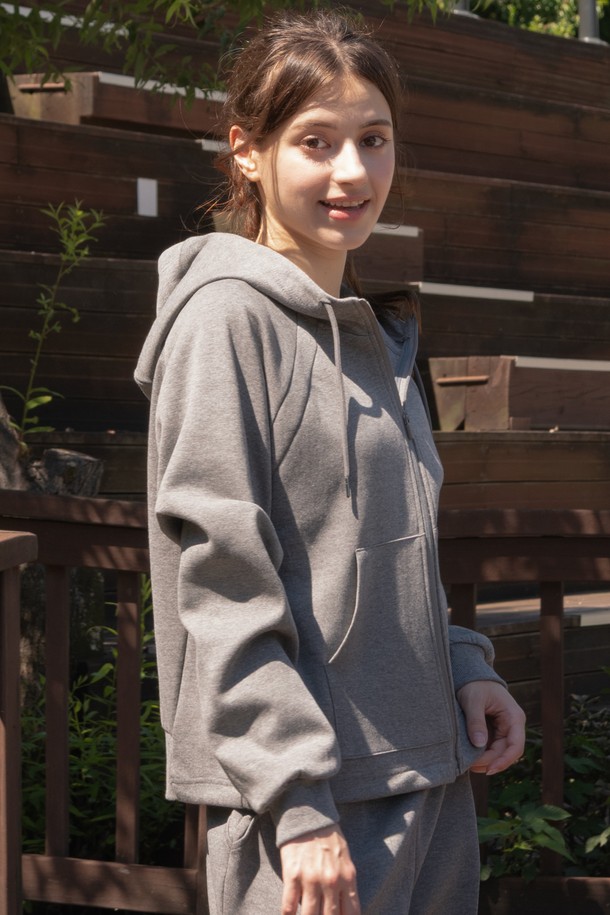 담비 캐주얼 집업 후드 재킷 DTF5W-5146는 여성들을 위한 캐주얼 스타일의 후드 재킷입니다. 면과 폴리에스터 혼방 소재로 제작되어 부드러운 촉감과 중간 두께감으로 봄, 가을에 착용하기 좋습니다. 핑크, 밀란지그레이, 브라운 세 가지 색상으로 출시되었으며, 래글런 어깨, 캥거루 포켓, 스트링 조절 가능 후드, 밑단 스토퍼, 리브드 밑단 등 다양한 디테일이 돋보입니다. 루즈핏으로 편안하게 착용 가능하며 일상, 운동, 산책 등 다양한 TPO에 활용할 수 있습니다. 집업 스타일로 간편하게 입고 벗을 수 있으며, 캐주얼, 스포티, 미니멀한 스타일을 연출하기에 좋습니다.
